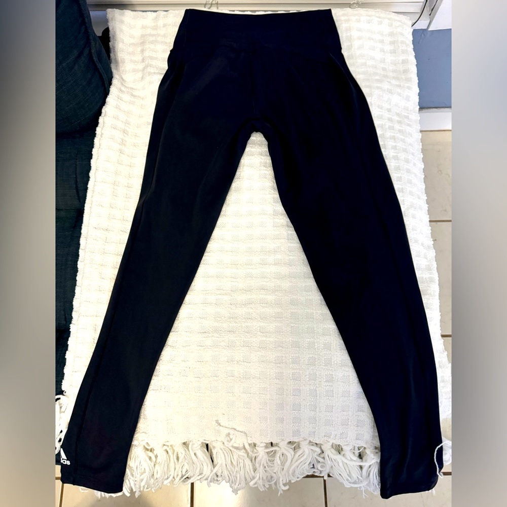 🎀 $10 or 3 / $25 🛍️ Adidas Women’s Athletic Sports leggings in black. EUC. M